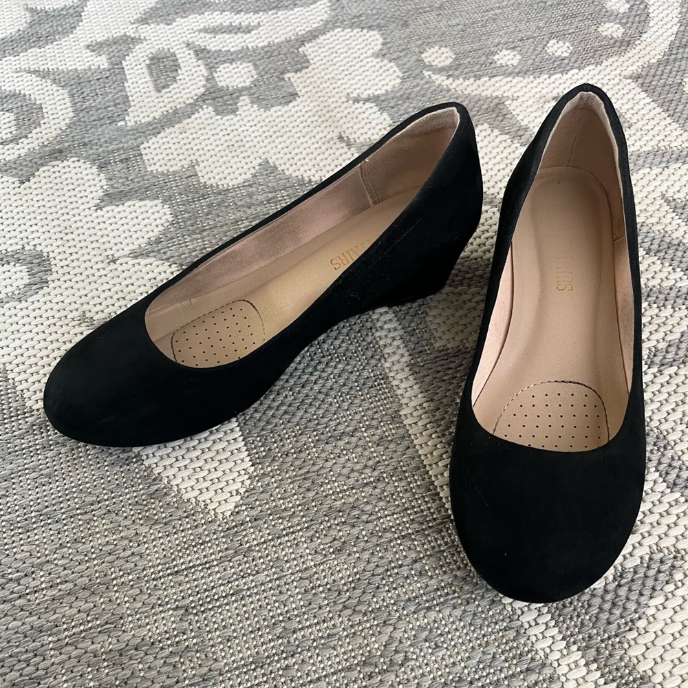 WOMEN’S BLACK SUEDE MID WEDGE HEEL PUMP SHOES. SIZE 6.5
